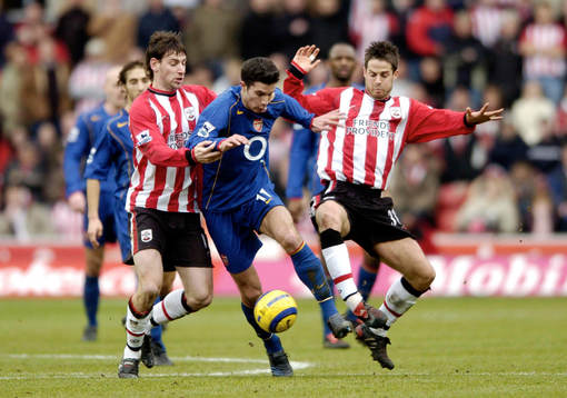Southampton's Rory Delap och Jamie Redknapp försöker