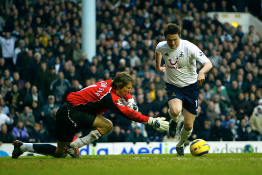 Robbie Keane rundar målvakten Edwin Van Der Sar, Fulham