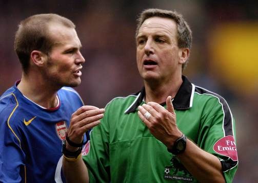 Arsenal's Fredrik Ljungberg pratar med domare Alan Wiley