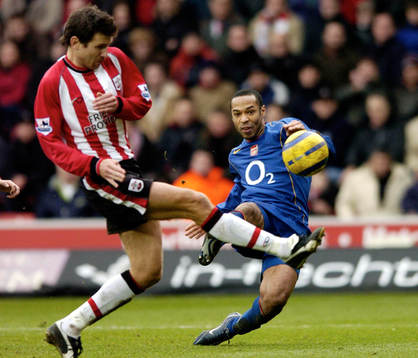 Southampton's Andreas Jakobsson mot Arsenal's Thierry Henry