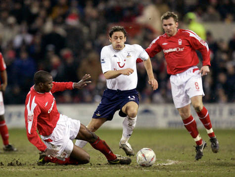 Nottingham Forest's Darryl Powell och Paul Evans attakerar