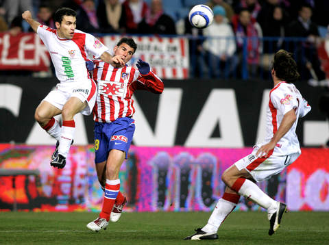 David, Sevilla och Braulio, Atletico i nickduell. t.v. Javi