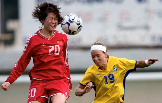Sverige - Kina. Sara Thunebro och Zhang Tong