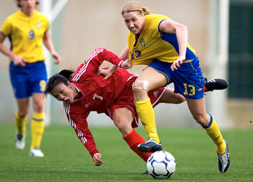 Sverige - Kina. Zhang Ouying drar Sara Johansson i tröjan,