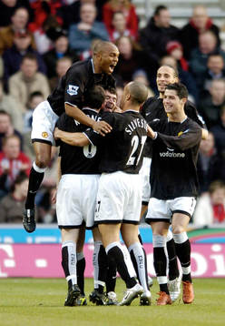 Manchester United's Roy Keane jublar, jubel