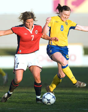 Sverige - Norge. Trine Rönning, Norge och Frida Östberg,