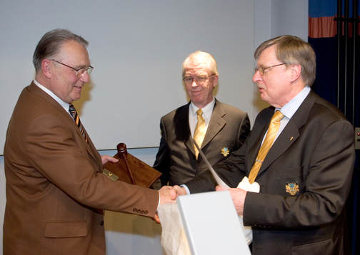 Bengt Madsen avtackas som ordförande av Bo Lundquist och