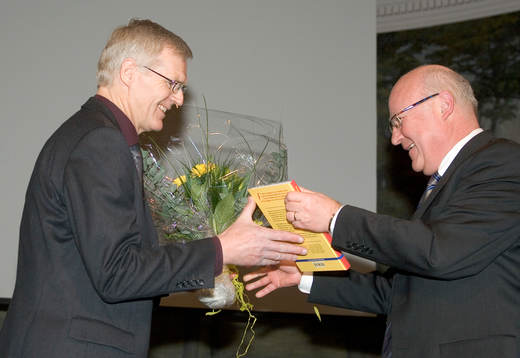 Bosse Ringholm avtackas som mötesordförande