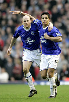 Tim Cahill, Everton firar mål med Lee Carsley, Everton