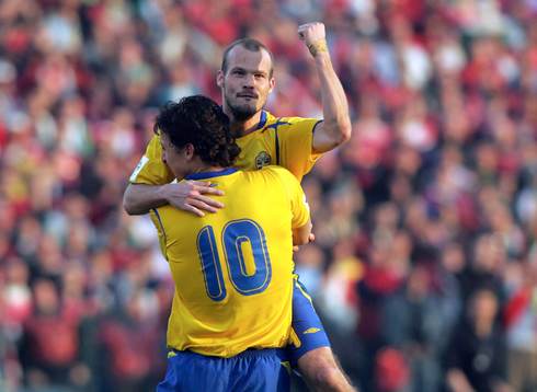 Fredrik Ljungberg jublar med Zlatan Ibrahimovic