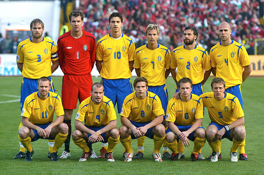 Bak fr.v. Olof Mellberg, Andreas Isaksson, Zlatan