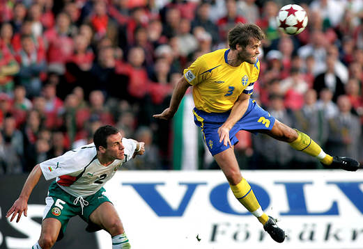Olof Mellberg hänger i luften i väntan på bollen