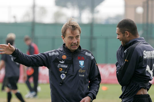 Tom Prahl, tränare, instruerar Afonso Alves