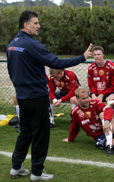 Zoran Lucic dirigerar sitt nya Örgryte, pekar med två