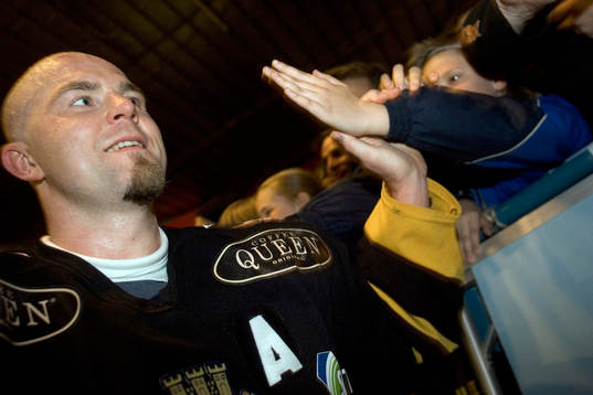Mattias Nordström, AIK, tackar publiken