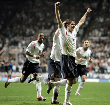 Steven Gerrard jublar