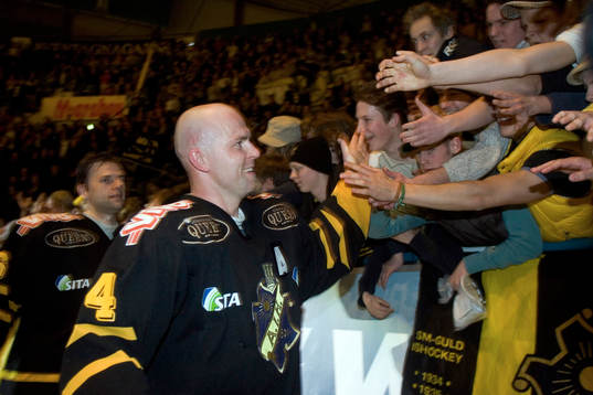 Mattias Nordström, AIK, tackar publiken, suportrar