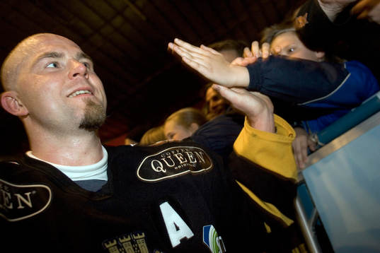 Mattias Nordström, AIK, tackar publiken