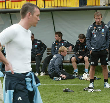 Patrik Andersson i förgrunden, Mattias Asper sittande och