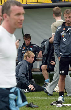 Patrik Andersson i förgrunden, Mattias Asper sittande och