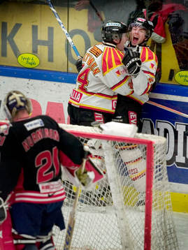 Petr Sachl , Brynäs, gjorde 2-1.Jubel med Tommi Miettinen,
