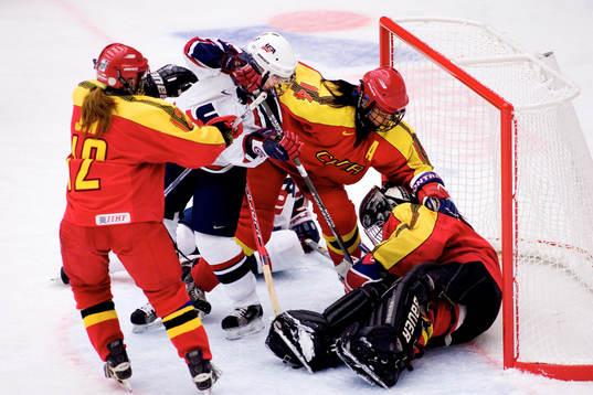 Jenny Potter petar in pucken bakom Lina Huo, målvakt,