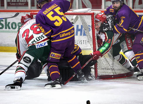 Hårt och fysiskt spel mellan båda lagen