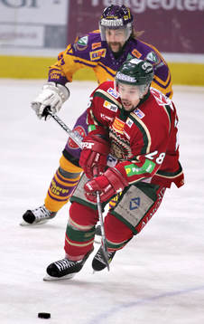 Martin Plüss, Frölunda jagas av Emil Kåberg, Färjestad