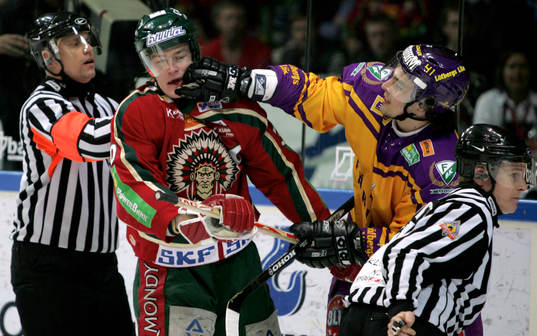 Jonas Johnson, Frölunda får en smäll av Calle Steen,
