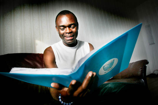 Fotboll, Joseph Elanga, Malmö FF, tittar på pärmen med
