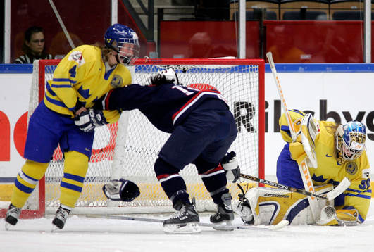 Kim Martin, målvakt och Jenni Asserholt, Sverige