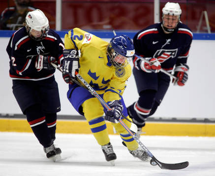Elin Holmlov, Sverige