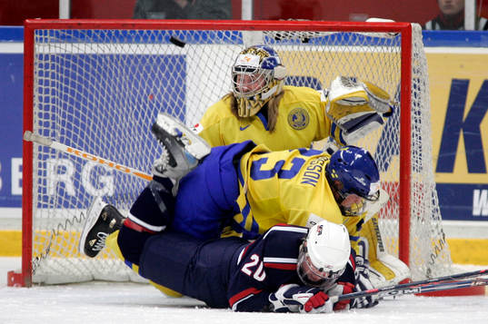 Kim Martin, målvakt släpper in 1-1 målet. Framför