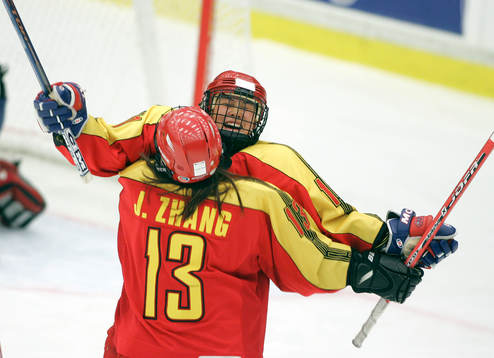 Jing Zhang och 1-0 målskytten Ben Zhhang, Kina