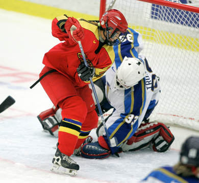 Fengling Jin, Kina och Natalya Trunova, målvakt, Kazakstan