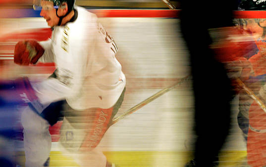Daniel Alfredsson, Frölunda jagas av Magnus Kahnberg