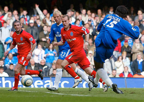Didier Drogba gör mål för Chelsea