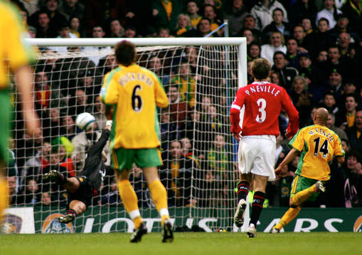Leon McKenzie gör mål för Norwich