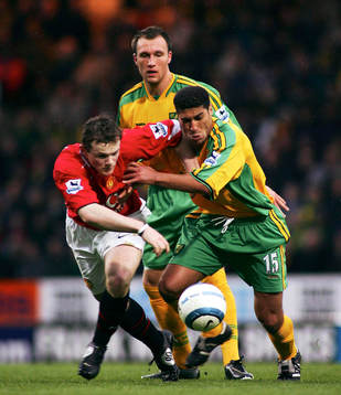 Norwich's Youssef Safri mot Utd's Wayne Rooney