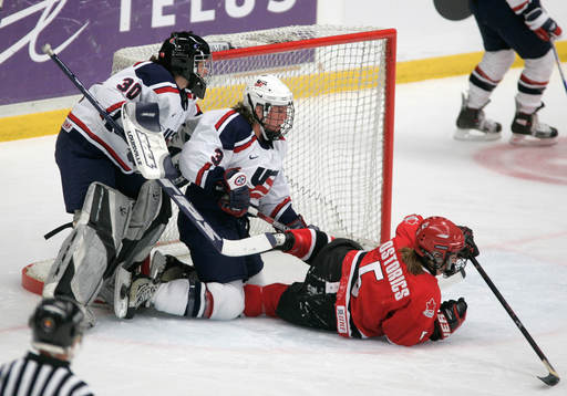 Chanda Gunn, målvakt och Carla Macleod USA samt Lyndsay