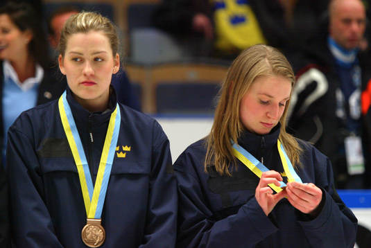 Svenskor tittar på sina bronsmedaljer