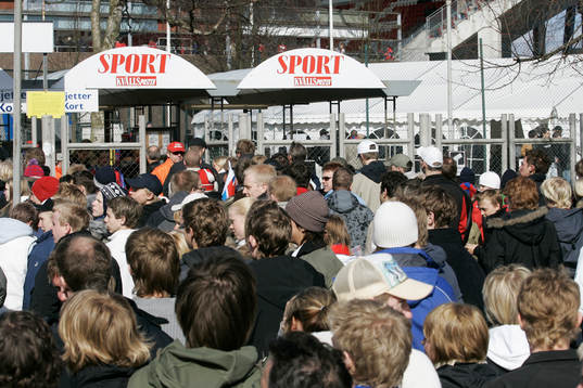 Kö vid insläppen. Insläpp. Entré