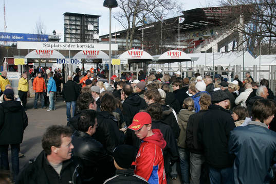 Kö vid insläppen. Insläpp. Entré