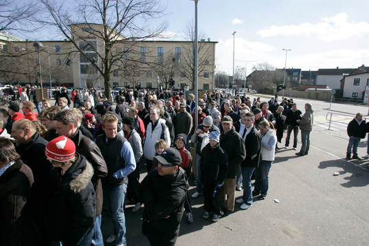 Kö vid insläppen. Insläpp. Entré