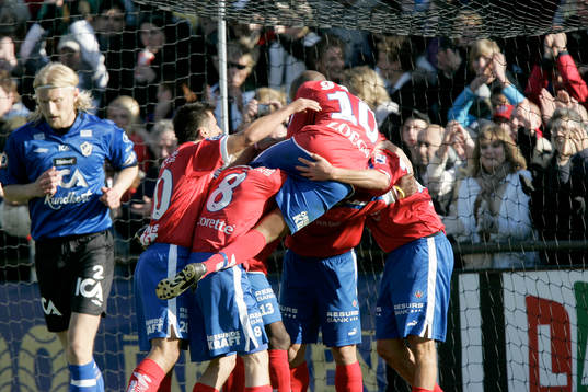 2-0, Peter Graulund.2-målsskytten, grattas., Per Johansson