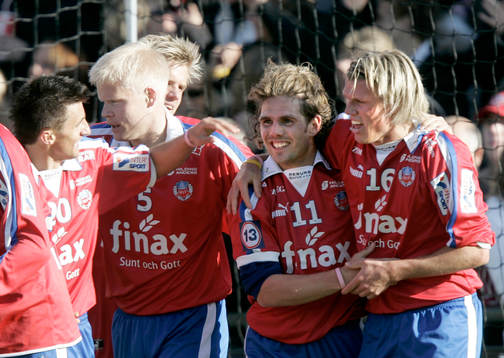 2-målsskytten Peter Graulund grattas av Eldin Karisik,