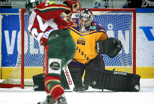 Martin Gerber, målvakt Frölunda blockar ett skott