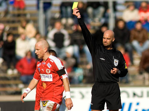 Gult kort till Henrik Rydström delas ut av Stefan