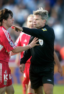 Peter Fröjdefeldt, domare, säger till Sebastian
