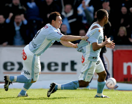 Niklas Skoog och Joseph Elanga, jubel. Tröjdragning, drar